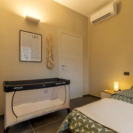 Modern & Bright 2 Bedroom Flat 50m From M4 Stop 아파트 *