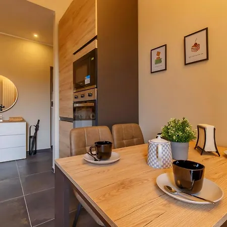Modern & Bright 2 Bedroom Flat 50m From M4 Stop 아파트 *