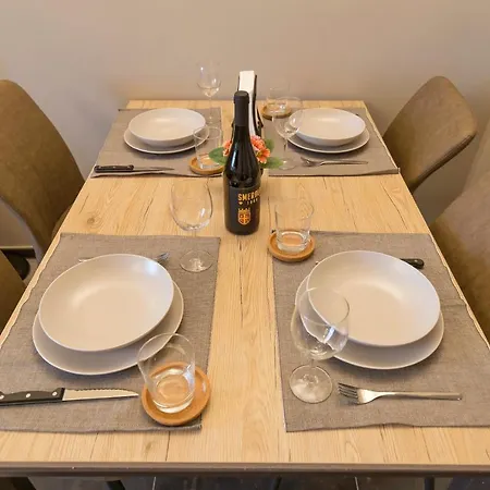 Modern & Bright 2 Bedroom Flat 50m From M4 Stop 아파트 밀라노