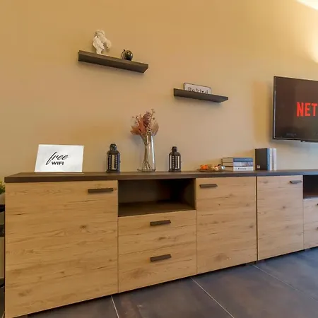 Modern & Bright 2 Bedroom Flat 50m From M4 Stop