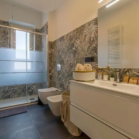 Modern & Bright 2 Bedroom Flat 50m From M4 Stop