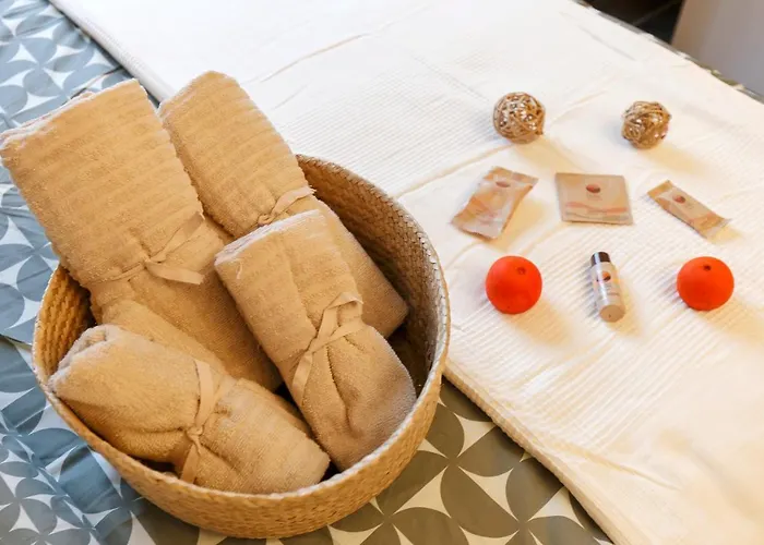 Modern & Bright 2 Bedroom Flat 50m From M4 Stop Milan