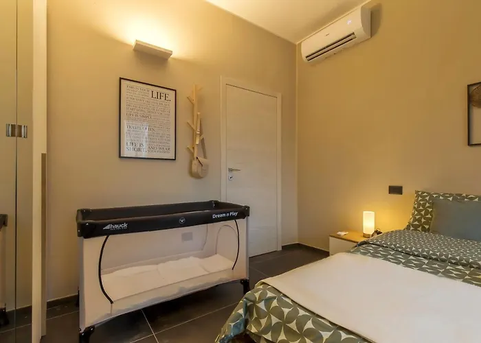 Modern & Bright 2 Bedroom Flat 50m From M4 Stop Apartment *