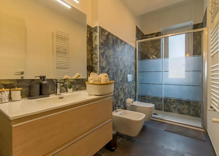 Modern & Bright 2 Bedroom Flat 50m From M4 Stop Apartment